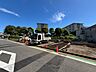 外観：道路沿いの住宅外観と前面の敷地