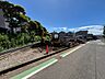 周辺：線路沿いの道路と周辺の街並み