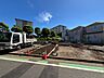 外観：建築中の戸建て住宅と前面道路