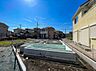 周辺：建物脇から見た周辺の住宅街