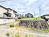 外観：住宅街にある戸建て住宅と道路沿いの植栽