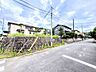 外観：住宅街の道路沿いにある戸建て住宅