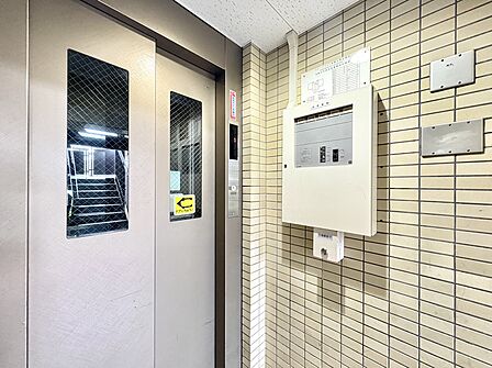 玄関周辺に収納扉と壁面設備を配置