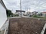 外観：整地前の土地と周辺の住宅街