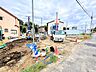 外観：建築中の戸建てと前面道路の様子