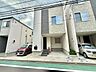 外観：白い外壁の戸建て住宅が並ぶ街並み