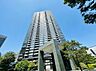 外観：高層マンションの外観とエントランス