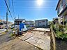 外観：建物に囲まれた更地と前面道路