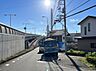 周辺：住宅街の道路と戸建て住宅の外観
