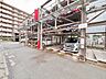 周辺：建物周辺の屋外通路と駐車スペース