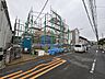外観：建築中の建物と前面道路の様子