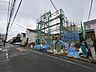 外観：道路沿いの建築中物件と周辺の街並み