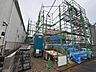 外観：建築中の建物と足場の様子
