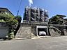 外観：石垣と門扉のある建物外観