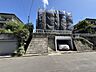 外観：石積みの階段と門扉がある住宅外観