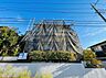 外観：植栽のある住宅外観建物は足場で覆われている