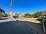 外観：前面道路と周辺の住宅、空き地が見える外観周辺