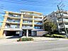 外観：道路沿いに建つ集合住宅の外観