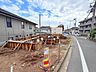周辺：建築中の建物と前面道路の様子