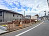 周辺：建築中の建物と前面道路の様子
