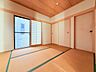 和室：畳敷きの和室障子窓と押入れを備える