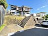 外観：階段のある敷地と戸建て外観
