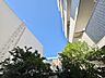 周辺：建物に囲まれた中庭と青空
