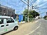 周辺：前面道路と周辺の建物・電柱が見える街並み
