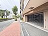 駐車場：建物前面のシャッター付き駐車スペースと歩道