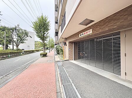 建物前面のシャッター付き駐車スペースと歩道