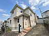 外観：白を基調とした戸建て外観と前面道路