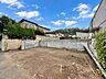 その他：建物に囲まれた更地空が開けた敷地