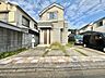 駐車場：戸建て住宅の外観と前面の駐車スペース