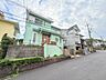 外観：住宅が並ぶ前面道路と緑の植栽