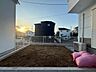 外観：建物に囲まれた土の庭と通路