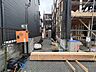 その他：建築中の建物周辺に資材が置かれた作業現場