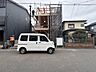 外観：前面道路から見た建物外観と周辺の住宅