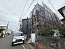 外観：建築中の建物と前面道路の様子