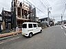 周辺：物件周辺の道路と建築中の建物