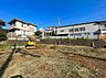 周辺：建物に囲まれた敷地の様子