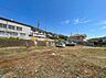周辺：建物に囲まれた広い土地と周辺の街並み