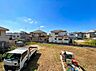 周辺：周辺住宅を望む、開放感のある空き地
