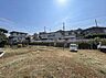 周辺：住宅に囲まれた広い更地