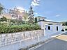 外観：住宅外観と前面道路、植栽の様子