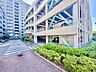 駐車場：植栽に囲まれた建物周辺の歩道と外観