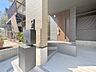 玄関：戸建て住宅の玄関ポーチと前面道路
