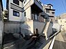 外観：住宅の外観と前面道路の様子