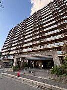 堂々とした外観が印象的なマンションです。エントランスには屋根があり雨の日も安心して出入りできます。