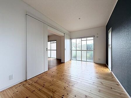 洋室の窓からは専用庭が見えます。