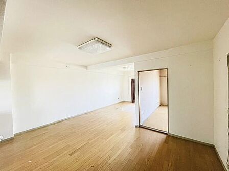 リビングになります。約18.5帖のリビングはキッチンから一続きのため、全体が広く見えるのもポイント!奥行きがあり、開放的な間取りとなっております。